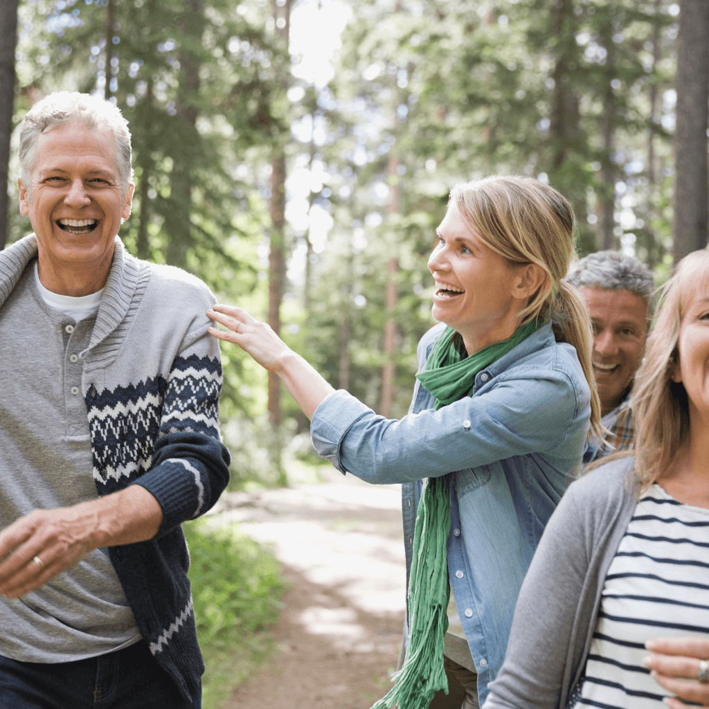 Lachende Menschen bei Spaziergang im Wald